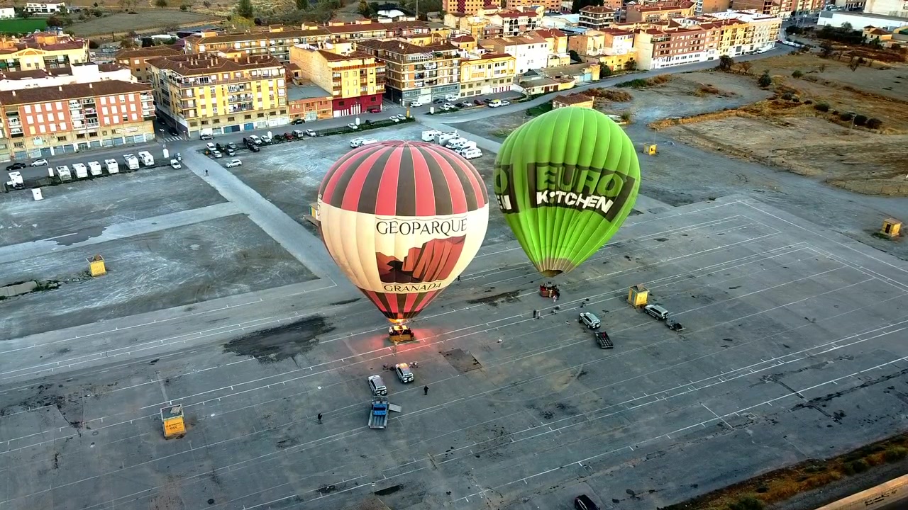 Mongolfiere che si preparano al decollo. Vista aerea. Gonfiaggio delle mongolfiere pronte a volare. Spagna