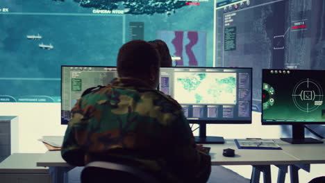 un equipo diverso de operadores de la marina reúne inteligencia para futuras misiones de campo.