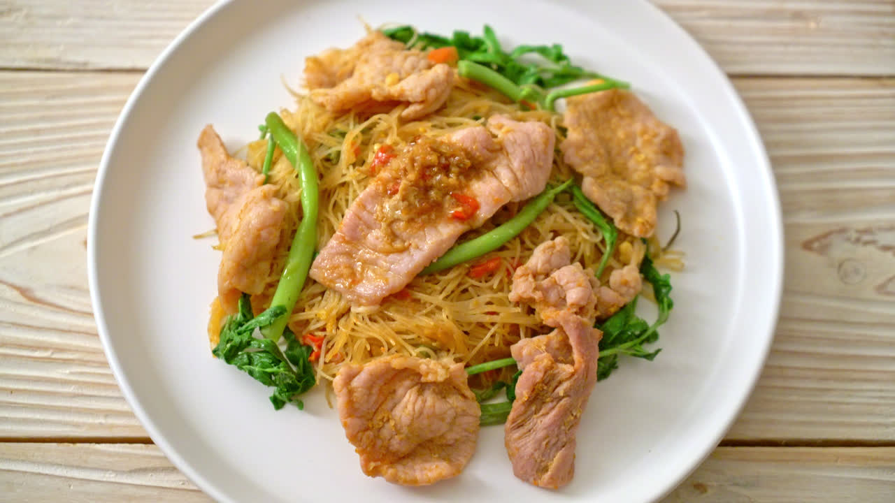 Stir-fried rice vermicelli and water mimosa with pork