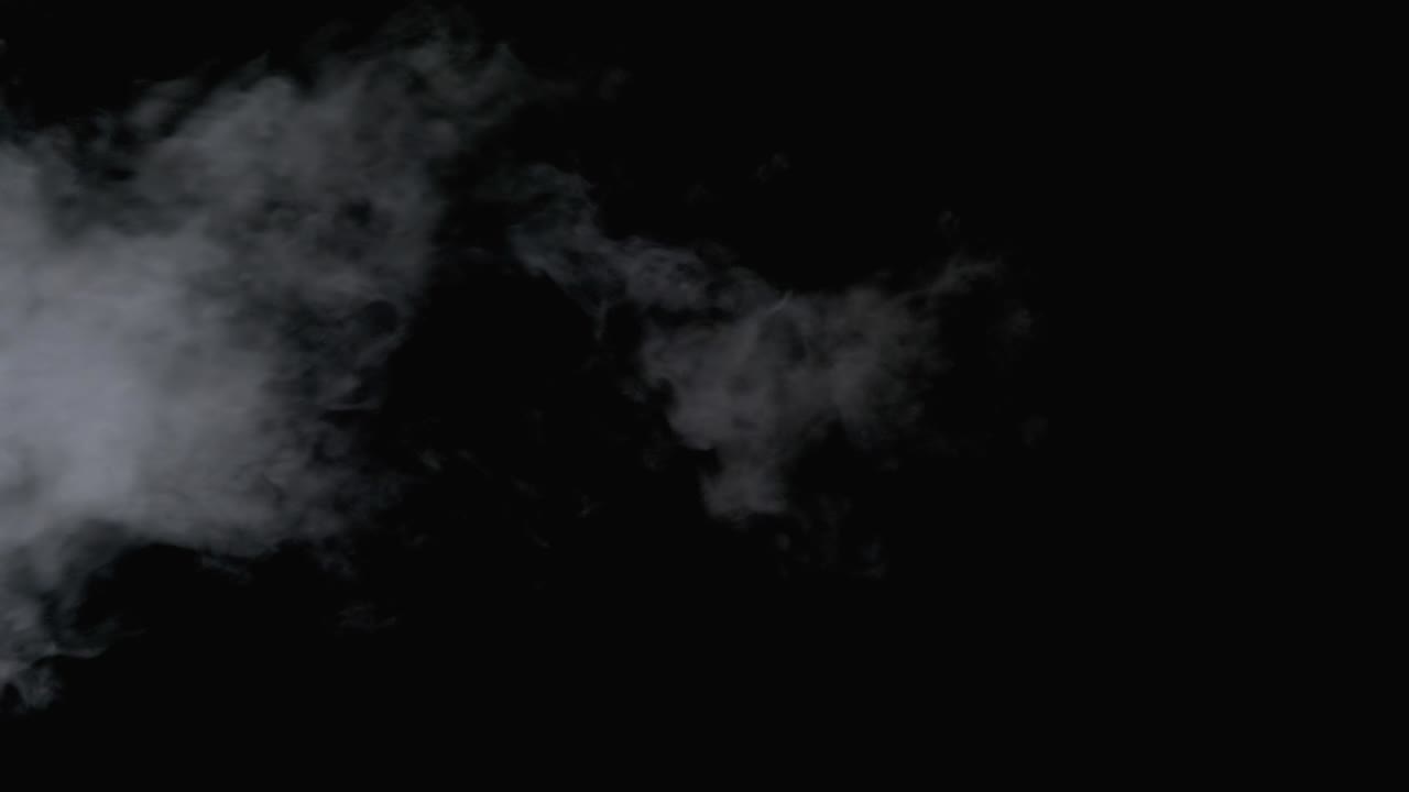 색 수증기 - 검은색 배경에 증기 증기의 제트 - 느린 모션