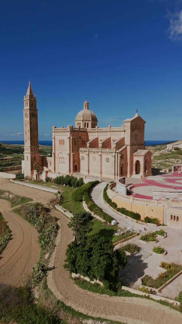 Vista aerea della Basilica e Santuario di Ta' Pinu a Gozo, Malta