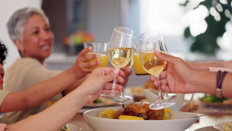 Glückliche-Familie,-Hände-Und-Prost-Zum-Abendessen