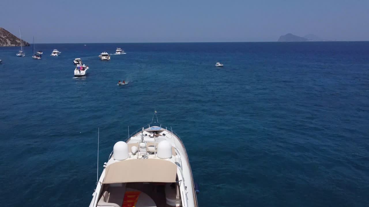 Passaggio con il drone sopra uno yacht di 30 metri nel Mar Mediterraneo in Sicilia
