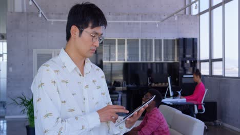 Ejecutivo-Masculino-Asiático-Usando-Tableta-Digital-En-La-Oficina-Moderna-4k