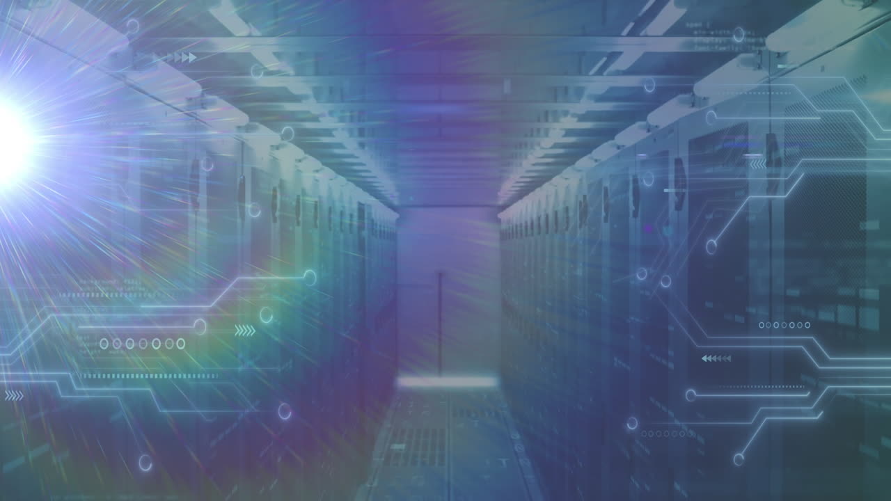 animación de senderos de luz y placa de circuitos informáticos con procesamiento de datos en la sala de servidores