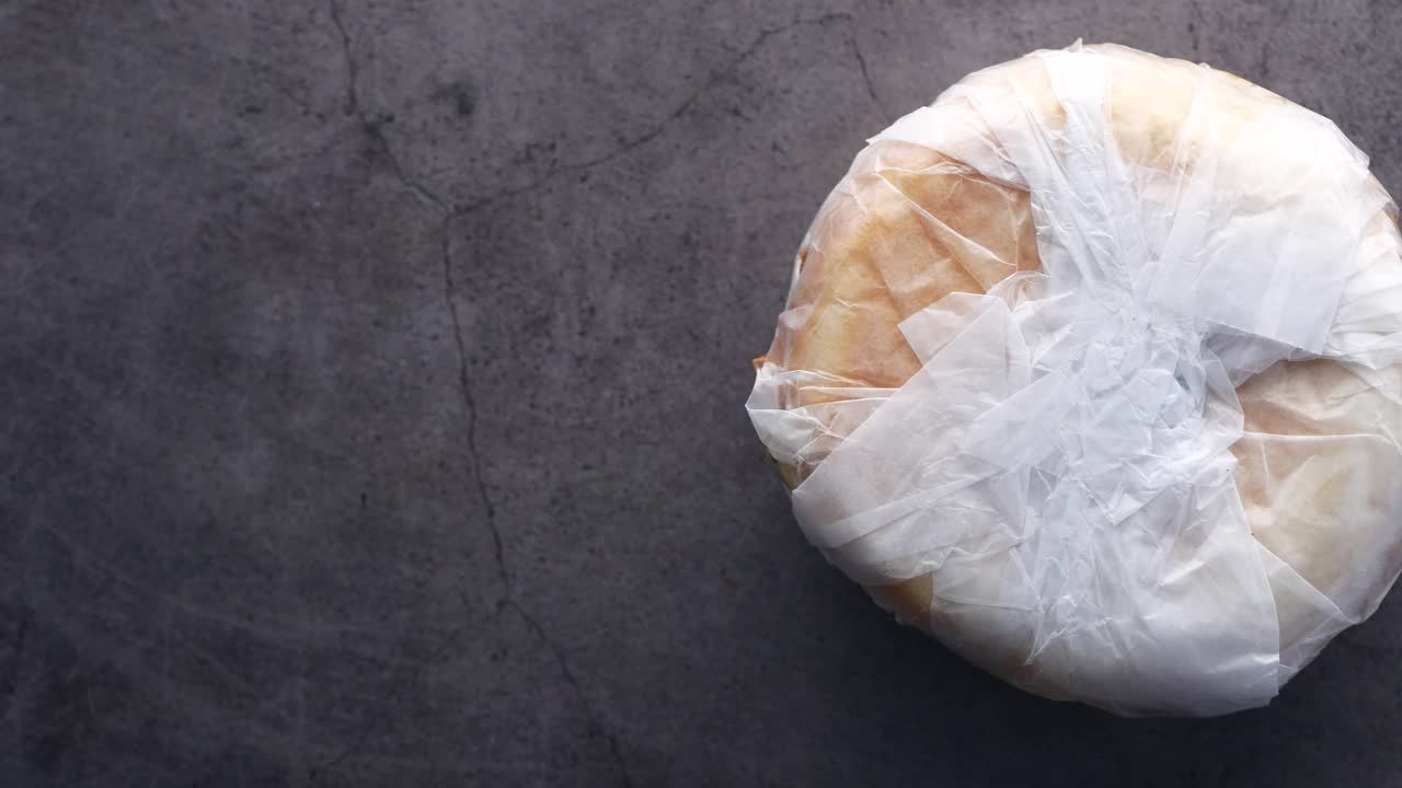 어두운 표면에 감싸진 도