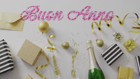 animazione di testo di buon anno nuovo su bottiglia di champagne e oggetti da festa.