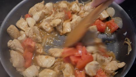 pollo frito con tomates y cebollas