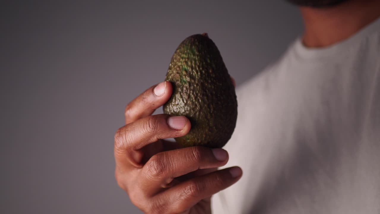 Avocado in mano