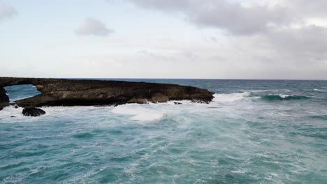 4k-60-Fps-DJI-Air2s-Drohnenaufnahmen-Von-Hawaii-Laie-Point-Push-in-Shot-Wellen,-Die-Gegen-Felsen-Spritzen