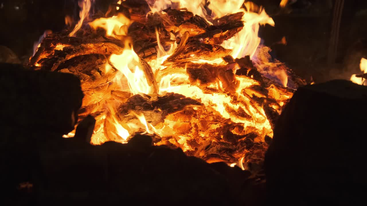 뜨거운 석탄은 큰 불을 태우고 밝은 빨간색으로 빛납니다. 느린 움직임