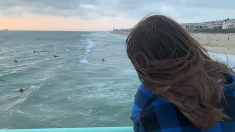 niña mirando hacia el océano