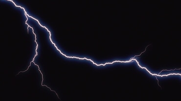Fulmine Luminoso che Colpisce uno Sfondo Scuro