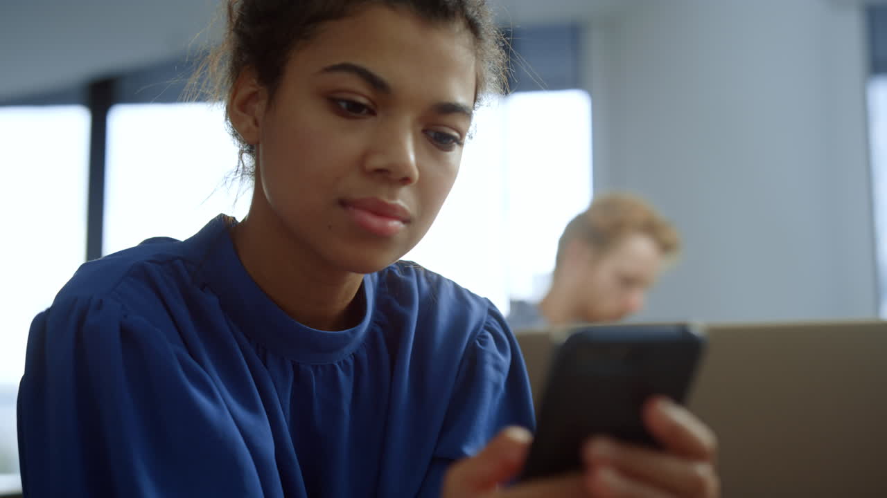 mujer de negocios usando teléfono móvil