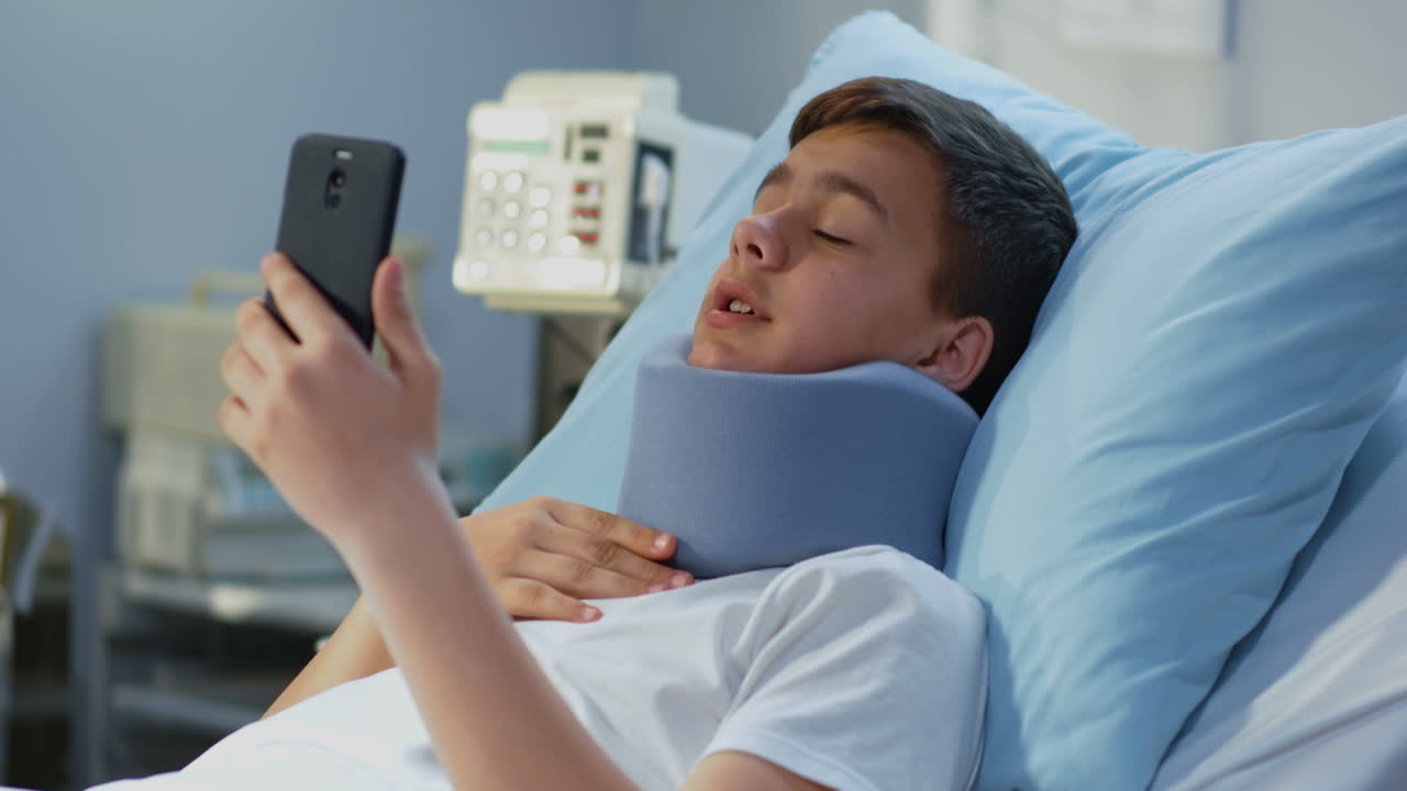 병원에 입원한 십대는 지원과 소통을 받습니다.