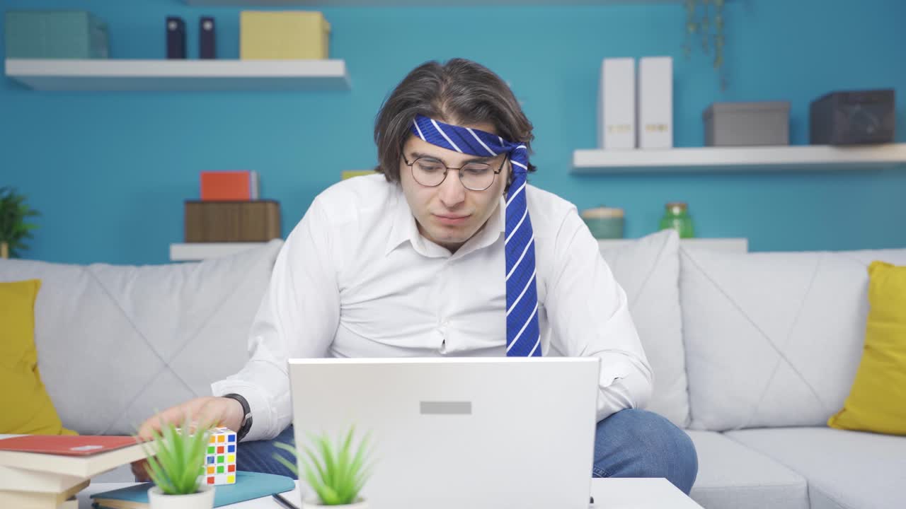 재 ⁇ 지만 똑똑한 녀석이 뇌 트레이저를 가지고 놀고 있어요.