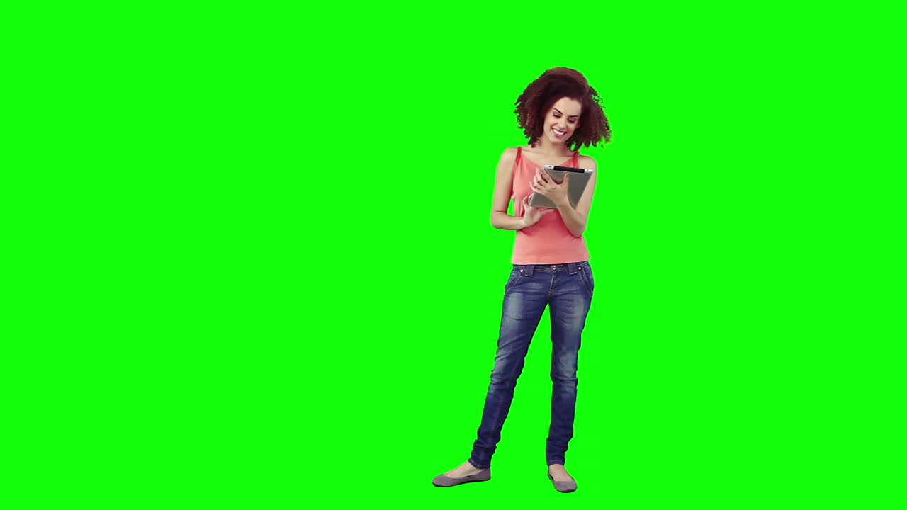 Una donna sta usando un tablet