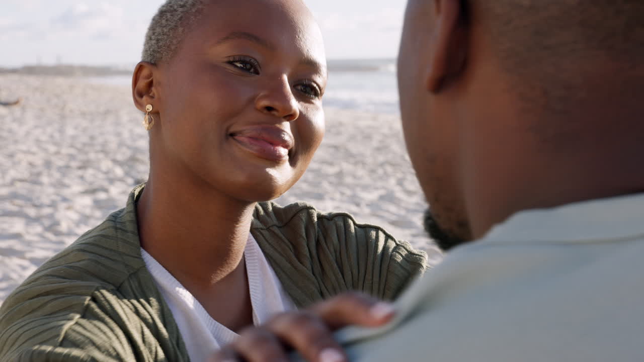una feliz pareja negra, hablando.