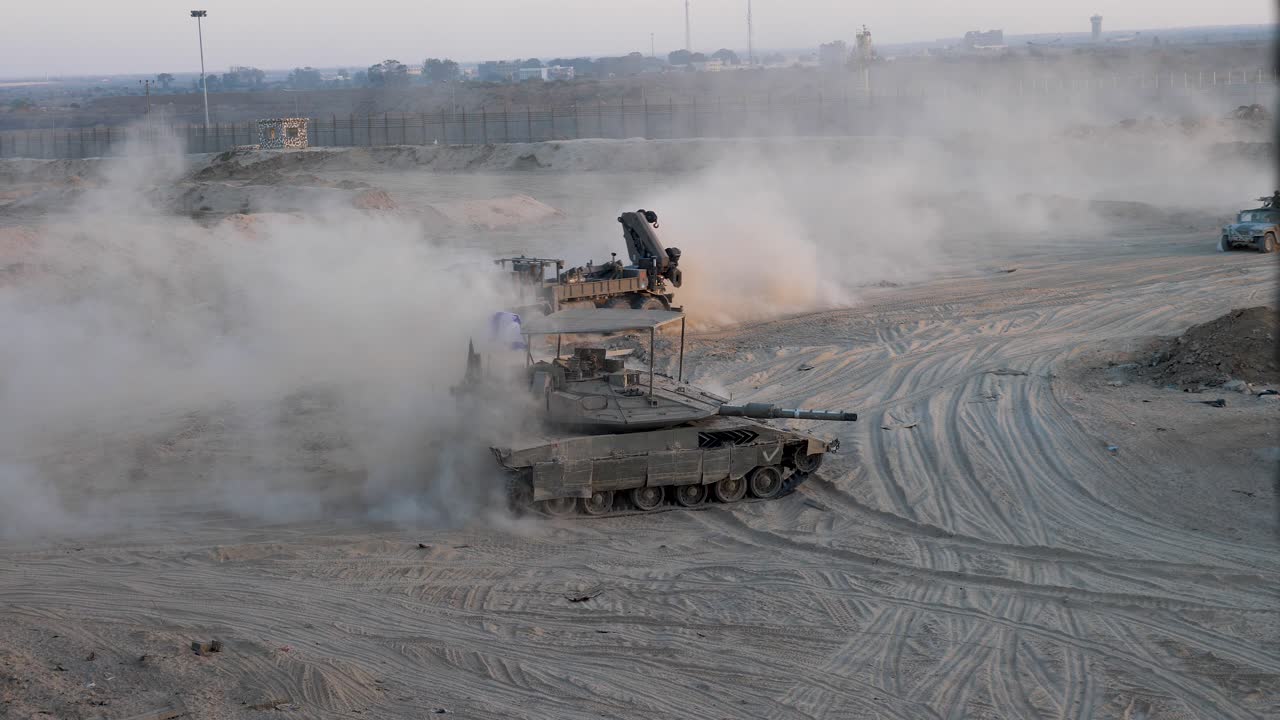 Truppa militare israeliana con carri armati vicino al confine tra Gaza e l'Egitto, conflitto della guerra Israele-Hamas.