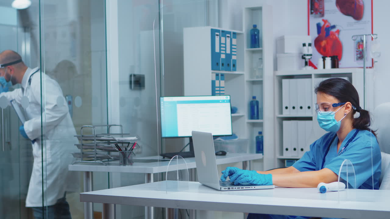 어머니와 딸이 상담에 오고 있습니다.