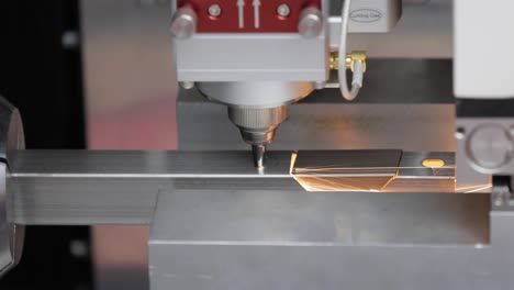corte con láser y gas de metal, tecnología industrial moderna.