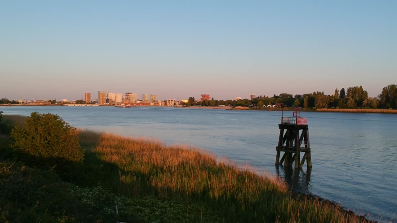 앤트워프 국제 항구 입구