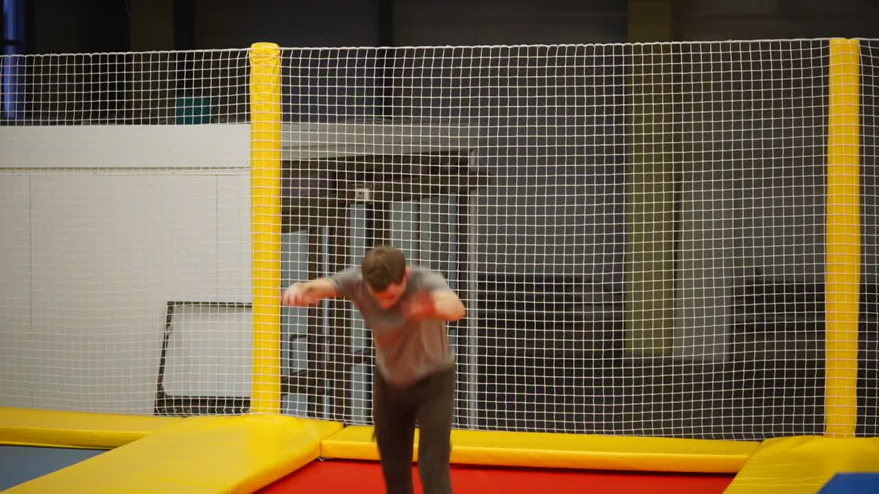 트램폴린 에서 아크로바틱 플립 을 하는 남자