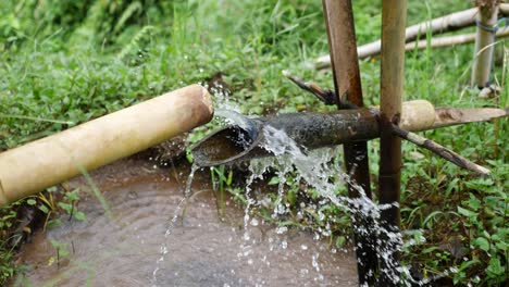 Un-Dispositivo-Inteligente-Construido-Con-Bambú-Que-Se-Vuelca-Cuando-El-Agua-Se-Llena-En-La-Tubería-Y-La-Deja-Caer-En-El-Estanque-Debajo