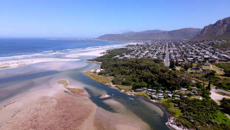 Vista-De-Drones-Sobre-Vøelklip-Y-La-Pequeña-Laguna-Fluvial-En-Hermanus,-Sudáfrica