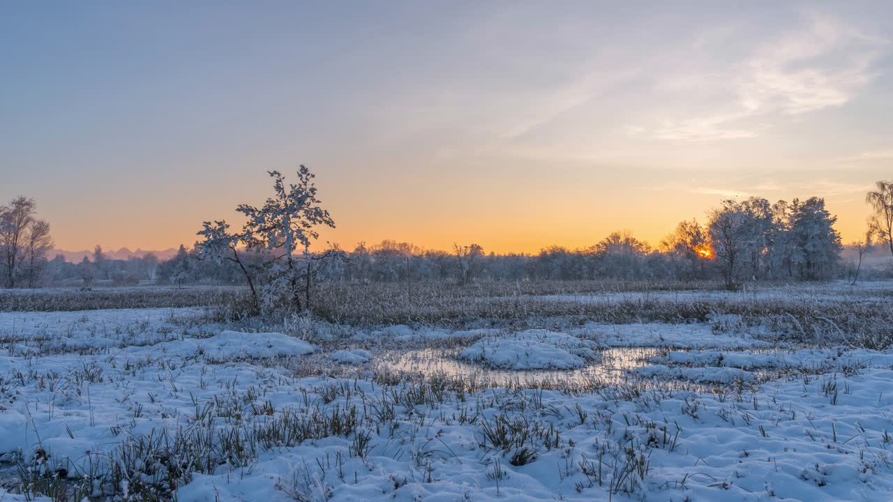 얼어붙은 호수 pfaffikersee에서 해가 지는 겨울 날, 활기차고 조용한 계절의 아름다움, 태양이 지평선 아래로 사라지면서
