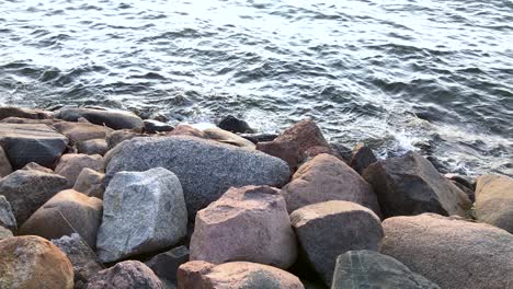 Un-Rompeolas-En-La-Orilla-Del-Mar