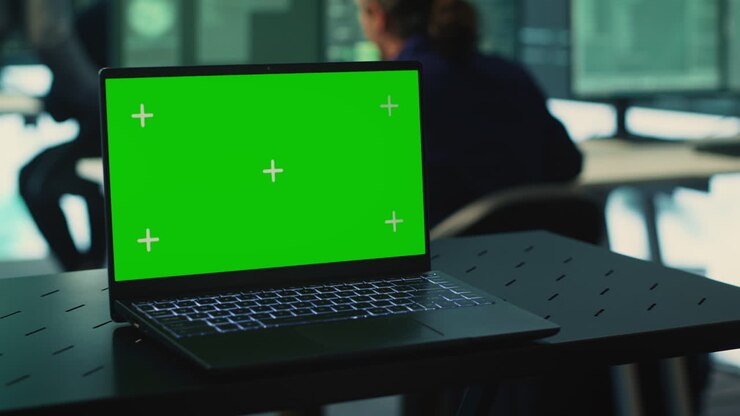 Laptop mit grünem Bildschirm in einem hochtechnologischen Regierungsbüro