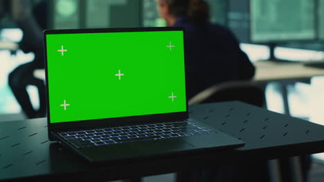 Computadora-Portátil-Que-Muestra-Pantalla-Verde-En-Una-Oficina-Gubernamental-De-Alta-Tecnología
