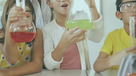 animación de iconos de laboratorio sobre una maestra biracial haciendo experimentos con escolares diversos