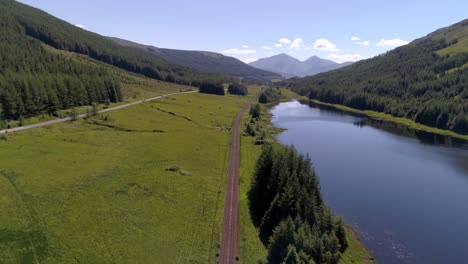 Toma-Aérea-Sobre-Loch-Na-Bi-Cerca-De-Tyndrum,-Escocia,-En-Un-Día-Soleado