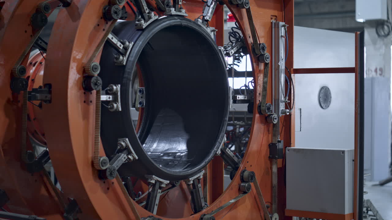 현대 자동차 공장 시설에서 움직이는 로 ⁇  타이어 스 ⁇ 핑 자동