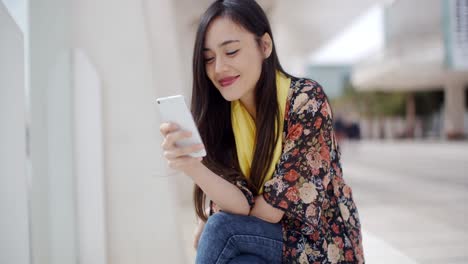 Mujer-Joven-Elegante-Leyendo-Un-Mensaje-Móvil