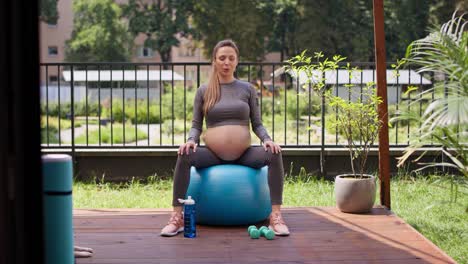 Pregnant-woman-making-breath-exercise