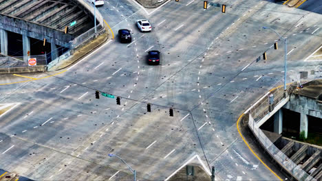 Movimiento-De-Automóviles-Circulando-En-La-Intersección-De-Lenox-Road-En-Atlanta,-Georgia