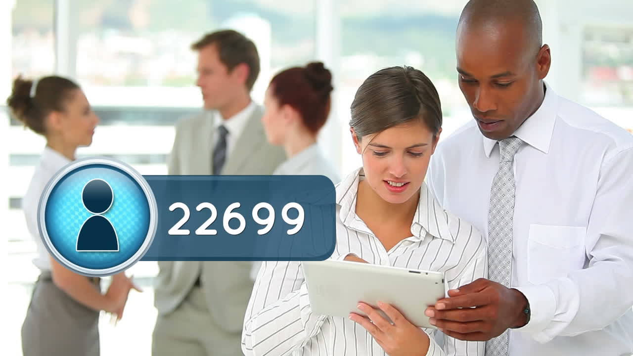 equipo de negocios estudiando en una tableta