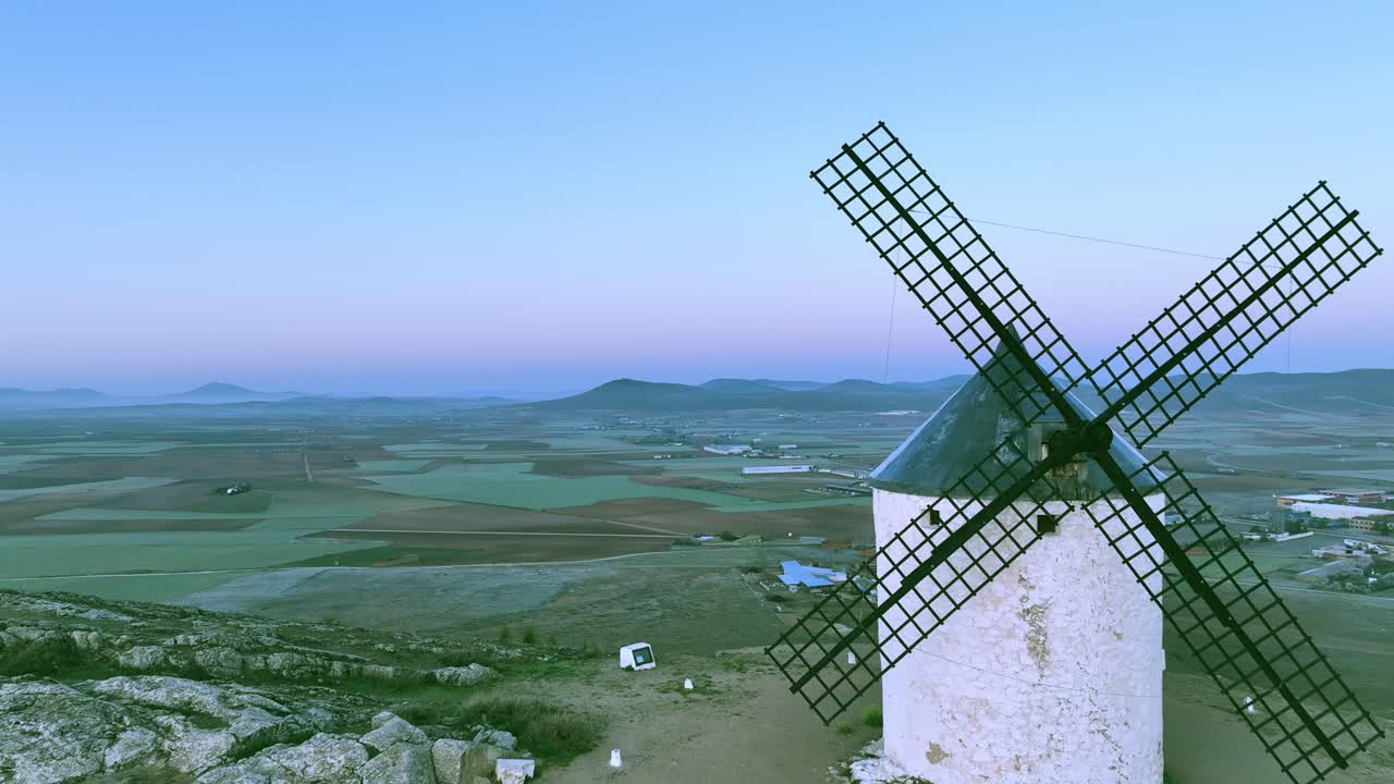съемка с дрона, летящего в обратном направлении, чтобы показать ветряные мельницы на хребте кальдерико, испания