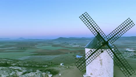 Drohnenschuss,-Der-Rückwärts-Fliegt,-Um-Die-Windmühlen-Auf-Dem-Calderico-Kamm,-Spanien,-Zu-Enthüllen