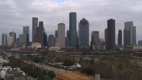 Toma-De-Establecimiento-Del-Centro-De-Houston-En-Un-Día-Nublado