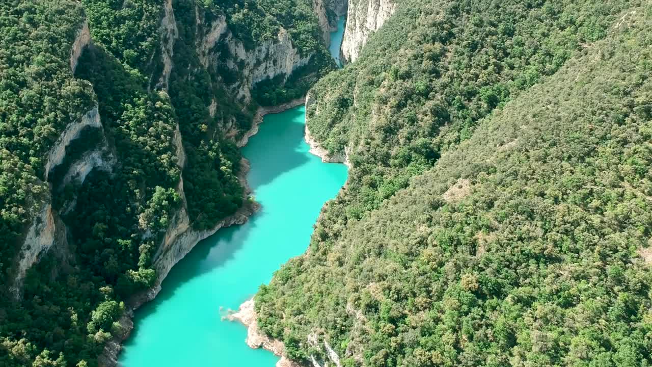 depósito de agua azul lechoso de cataluña españa montaña