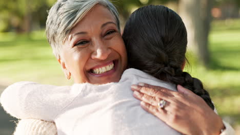 Niño,-Abuela-Feliz-Y-Abrazo-En-Un-Parque-Al-Aire-Libre