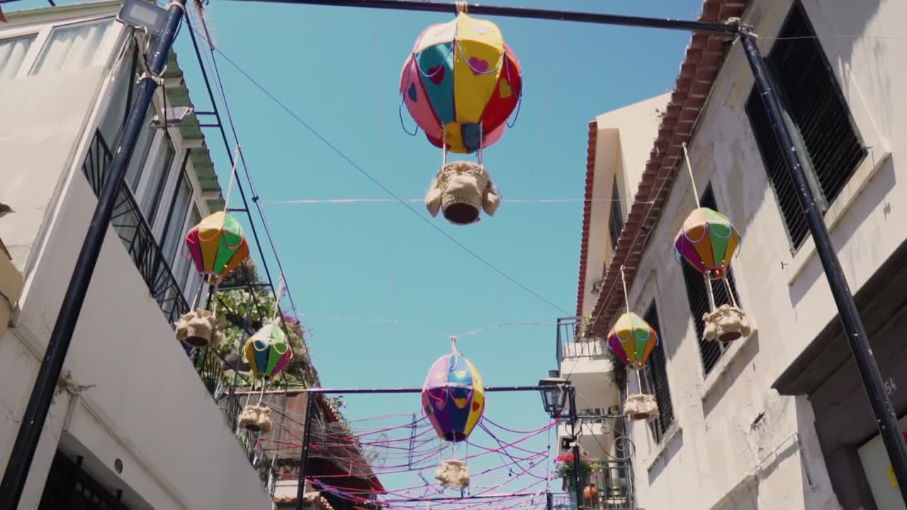 유럽 도시 에서 다채 로 장식 된 골목길