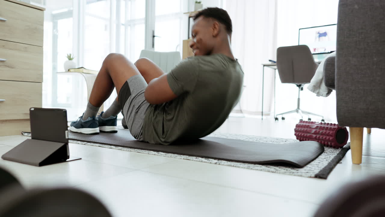 tableta, fitness y hombre en el entrenamiento en el hogar