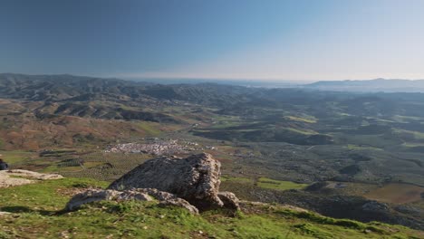 vista de campo de punto alto de andalucía en un día azul claro