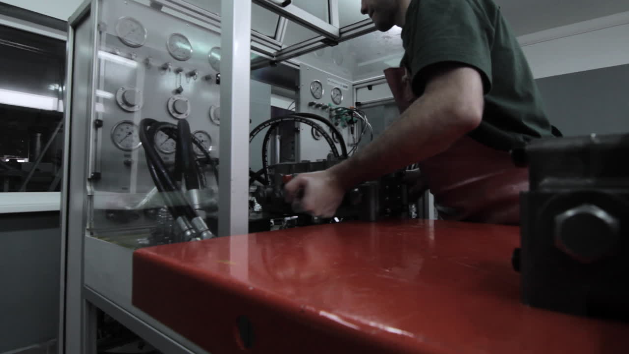 trabajador que configura la unidad para la inspección en el taller de la fábrica. comprobación de la calidad