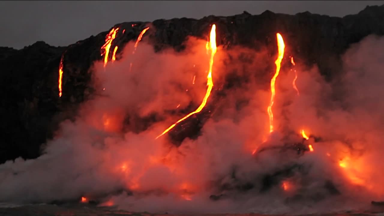 espectacular flujo de lava al atardecer desde un volcán hacia el océano 1